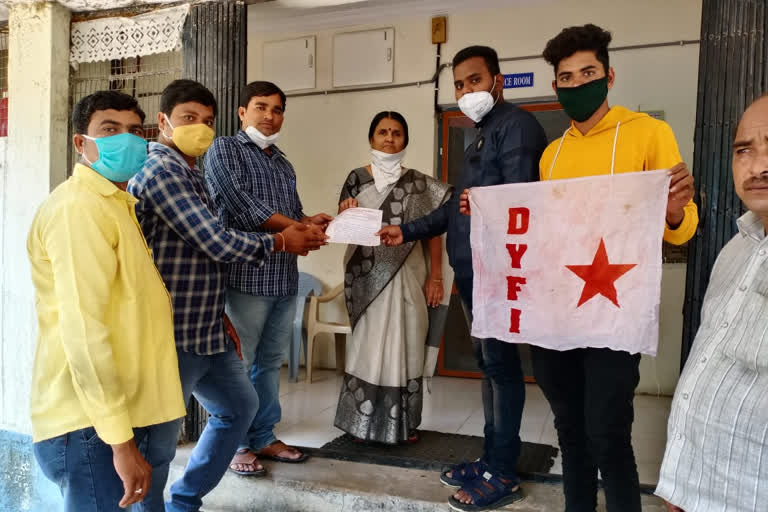 dyfi protest at deo office in karimnagar