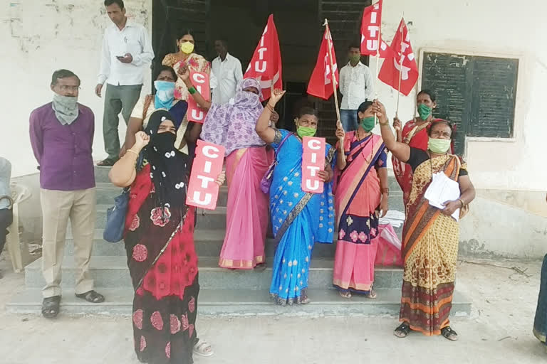 Surapura: Anganwadi activists protest demanding fulfillment of various demands