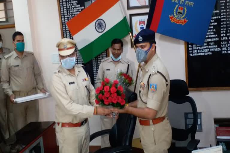 Surendra Jha took over as Ranchi SSP,  Ranchi new SSP Surendra Jha, news of ranchi police, सुरेंद्र झा ने संभाला रांची एसएसपी का पदभार, रांची के नए एसएसपी सुरेंद्र झा, रांची पुलिस की खबरें