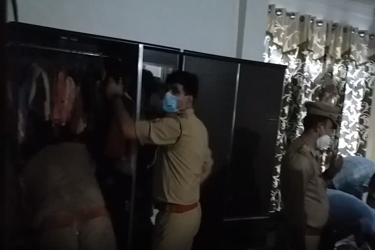 police raid on history sheeter vikas dubey house