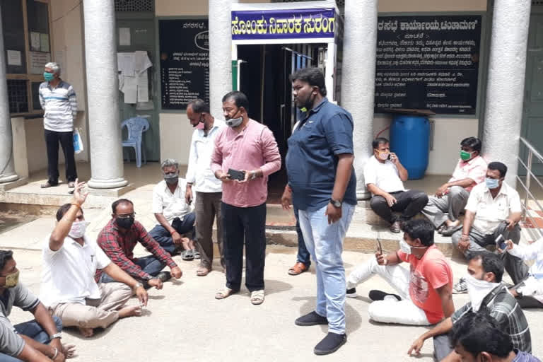 Municipal councilors protest for water