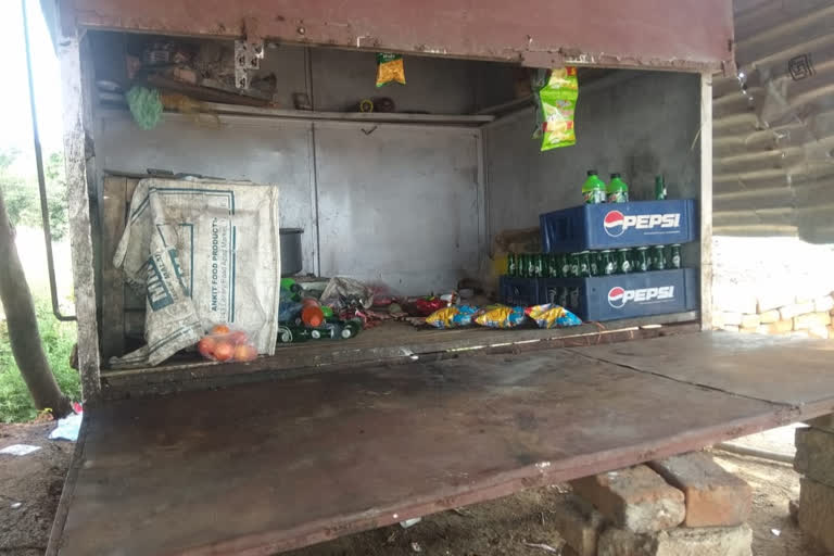 thieves  stolen things of arround 30 thousand from a tea stall in chhatarapur