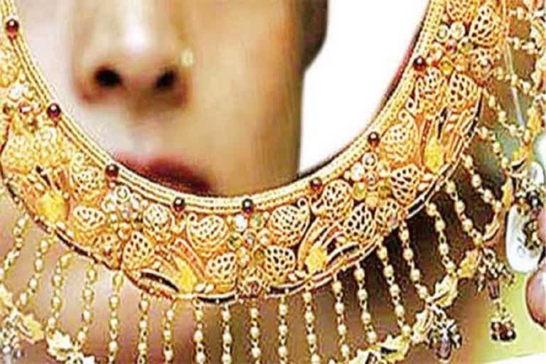 Gold jumps Rs 237, silver declines Rs 740