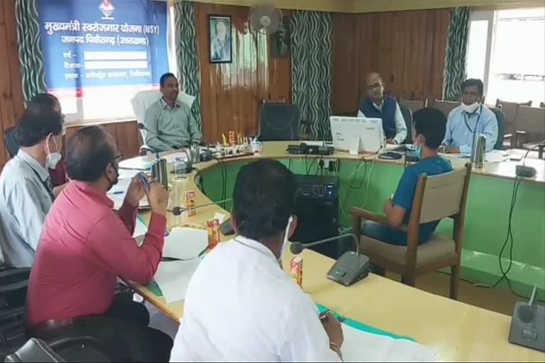 dm-interviewed-the-applicants-of-chief-minister-employment-scheme-in-pithoragarh