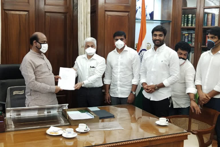 YSRCP delegation meets Speaker, seeks rebel MP's disqualification