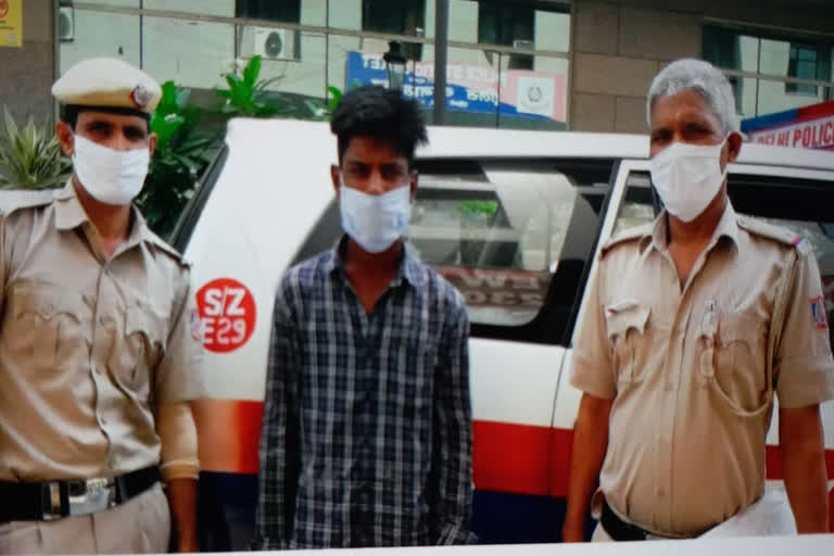 pcr arrested snatcher with recovered things at saket