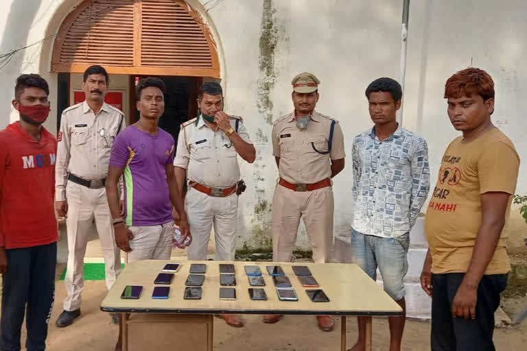 Bhatapara police arrested accused for selling and buying stolen mobiles in baloda bazar