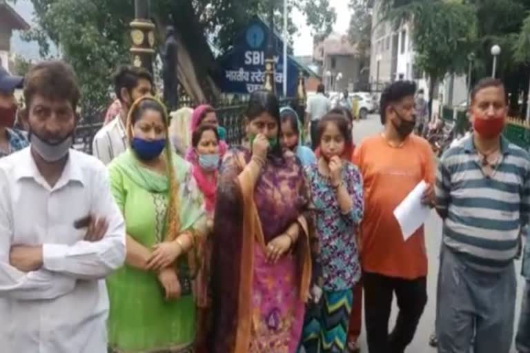 relatives of the missing cashier Narendra