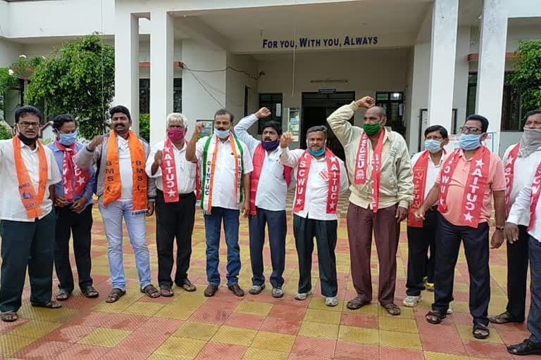 singareni mines workers protest third day at yellandu in bhadradri kothagudem district