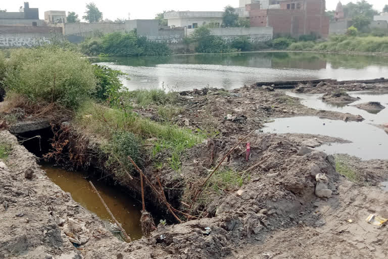 People urge public health dept to clean drains in Gannaur