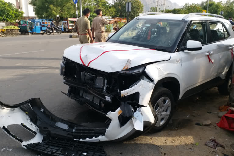 बेकाबू कार ने ठेले को मारी टक्कर, Uncontrollable car hit the cart