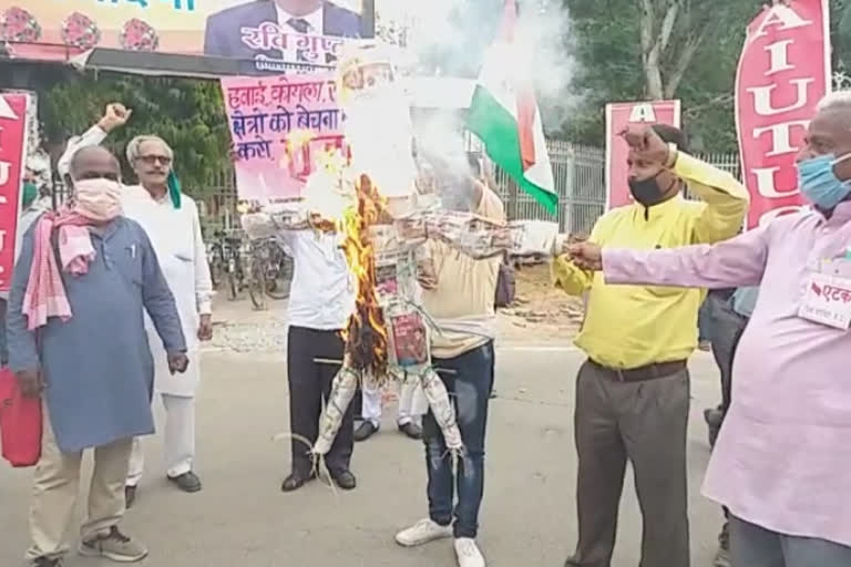 Against amendment in labor laws, trade unions burnt effigy of central government