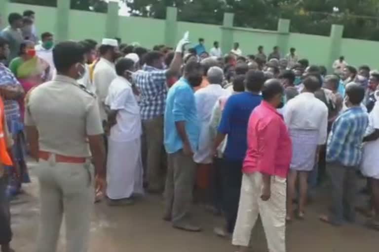 Vegetable vendors arguments with police to allow people in daily market