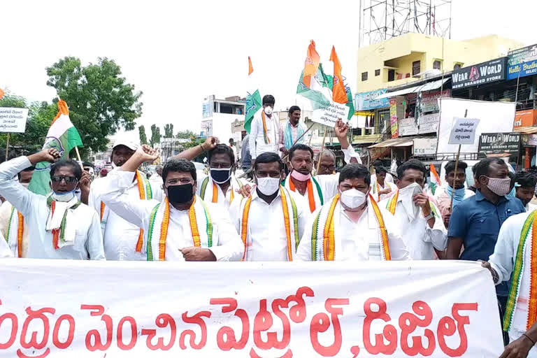 ponnam prabhakar protest against to petrol and diesel prices hike in karimnagar distict