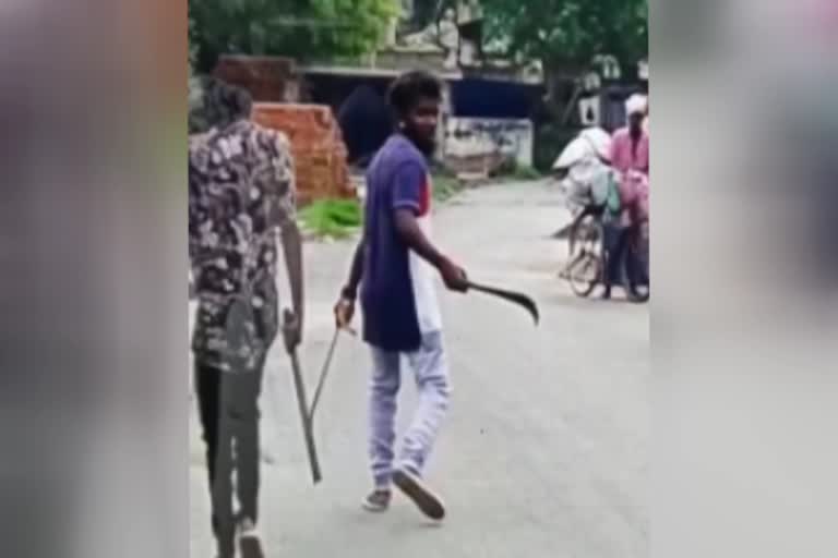 rowdies roaming in pillaiyarkuppam with sward, iron rod, cctv footage released