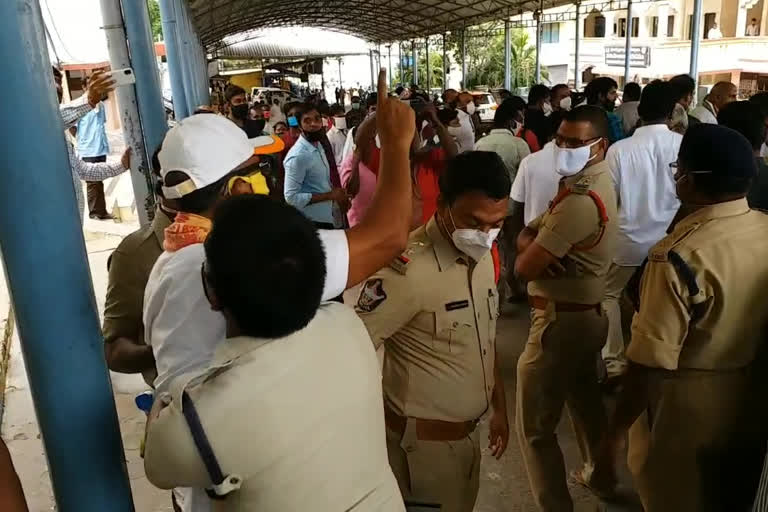 former shaaf chairman protest at srikalahasthi chittoor district