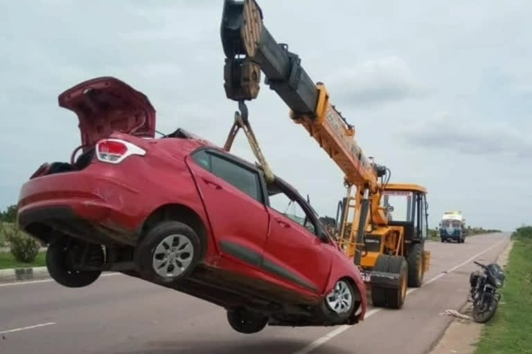 Road accident in Gutthi ananthapuram district.. Four men injured