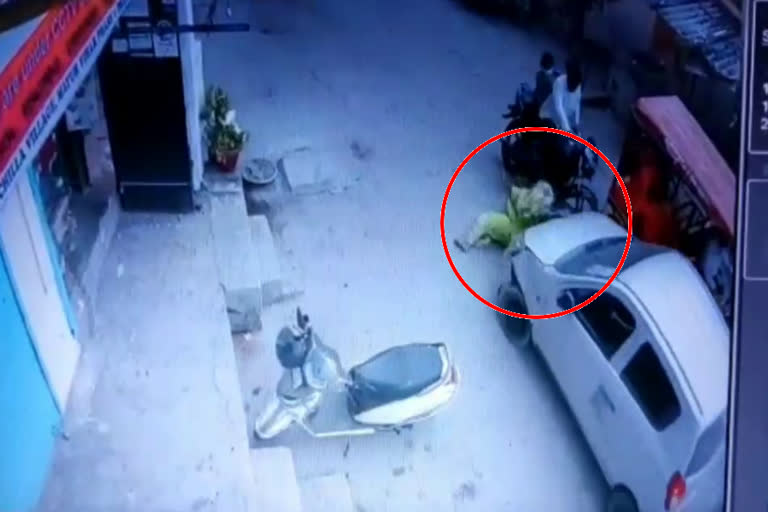 east delhi mayur vihar car hit old woman, cctv footage