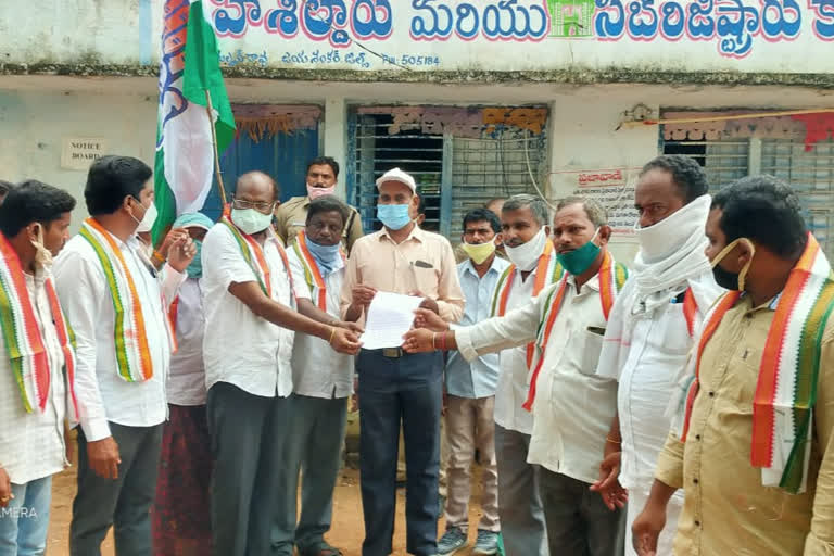 congress leaders protest at bhupalpally