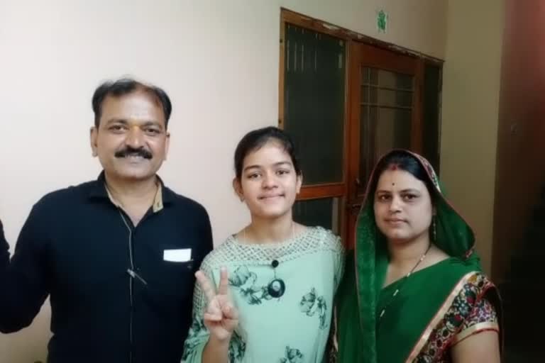 Devanshi Raghuvanshi with family