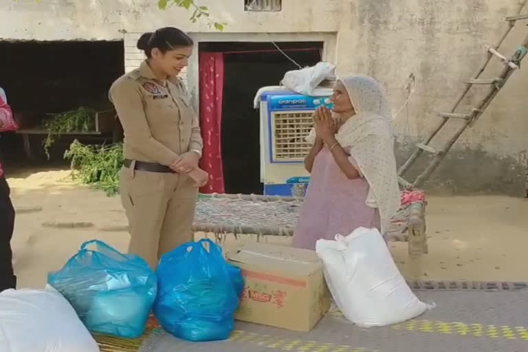 Lady police constable helped an old lady in lehragaga