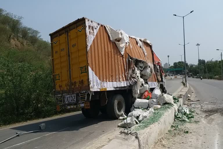 Rajasthan news,  Truck full of beer overturns in Alwar,  Truck full of empty beer bottles overturned,  Truck overturns in Alwar