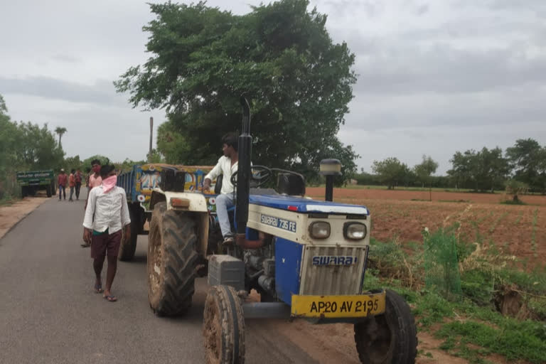 అక్రమ ఇసుక రవాణా ట్రాక్టర్‌లు పట్టివేత