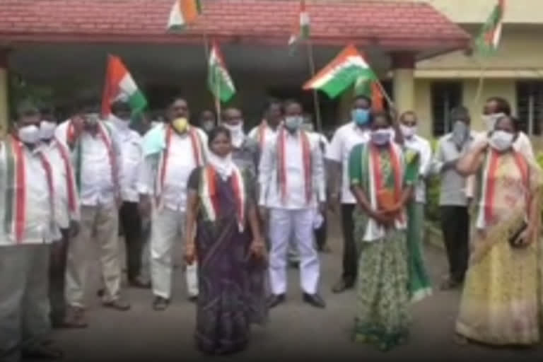 congress leaders protest in vyra against petrol and deisel rates hyke