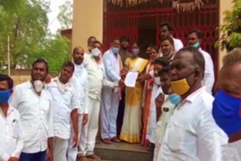 protest by congress leaders at medak on petrol hike