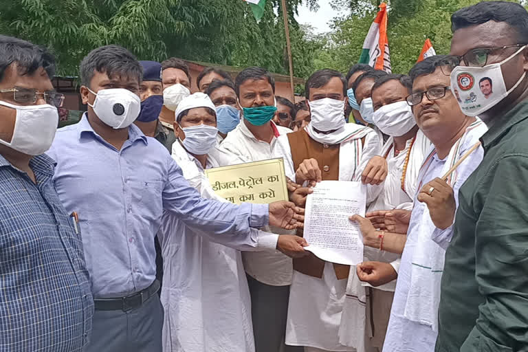 block-congress-committee-protested-against-modi-government-over-rising-prices-of-petrol-and-diesel in-gariaband