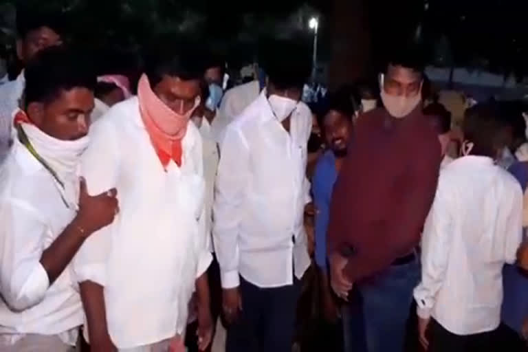 The MLA, who has visited the families of the deceased in mahabubabad