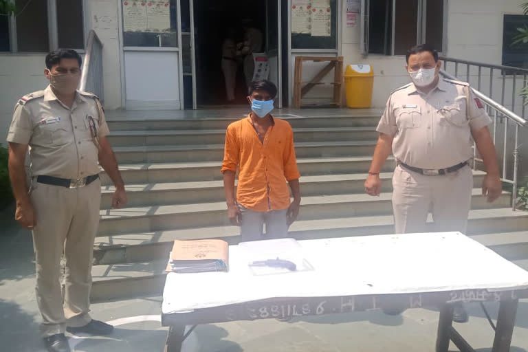 okhla police arrested two crooks