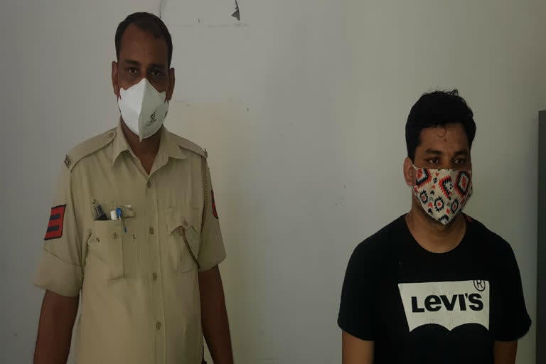 shaheen Bagh police team arrested cheating accused