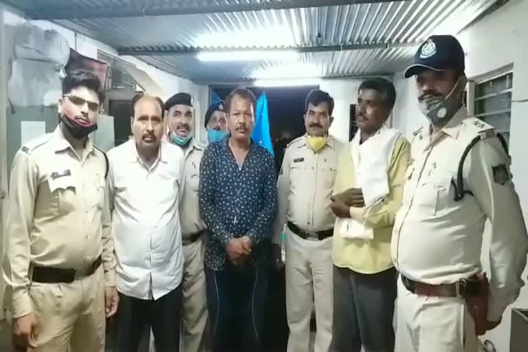 chola police arrested four gamblers