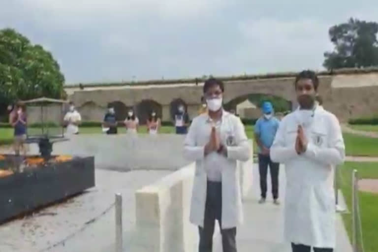 AIIMS doctor reached Rajghat to pay tribute to those killed by Corona virus