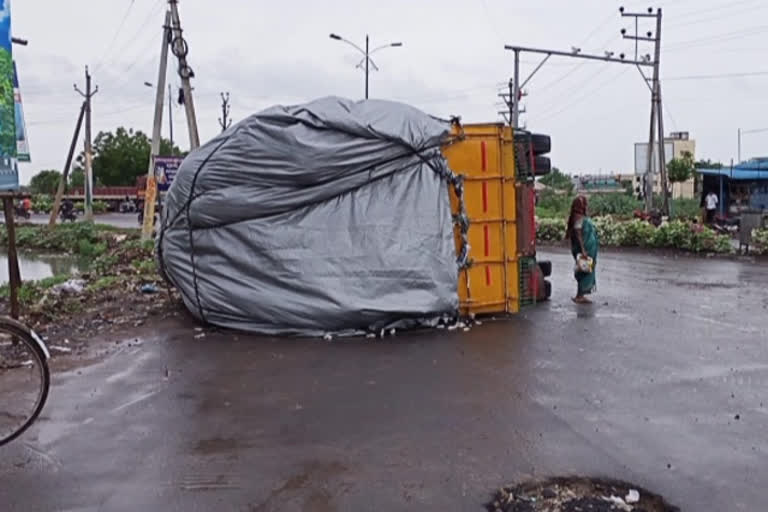 పత్తిలోడు లారీ బోల్తా.. డ్రైవర్​కు స్వల్పగాయాలు