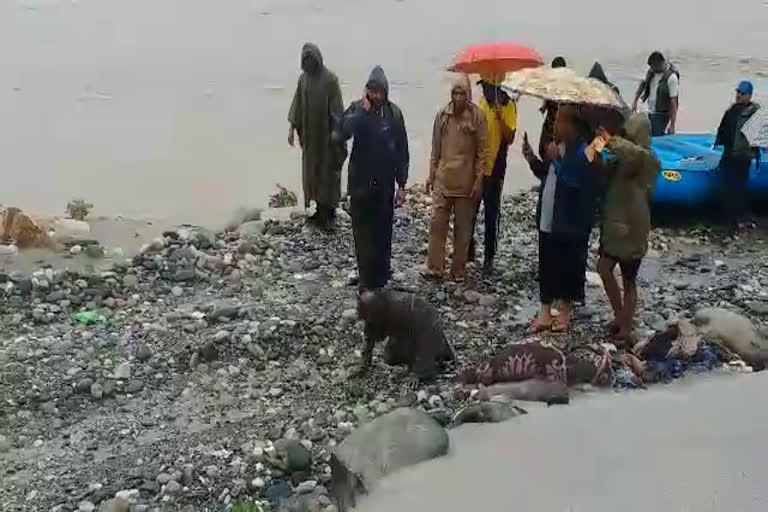 jal-police-rescues-old-man-trapped-in-alaknanda-river