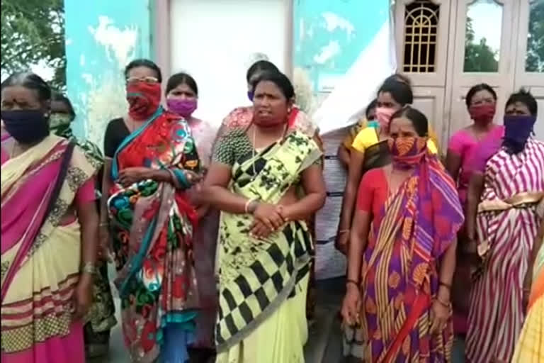 Women protest to remove liquor store in raptadu village at ananthapur