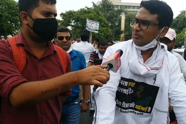 Delhi: DPCC President Anil Chaudhary takes out cycle rally to protest fuel price hike