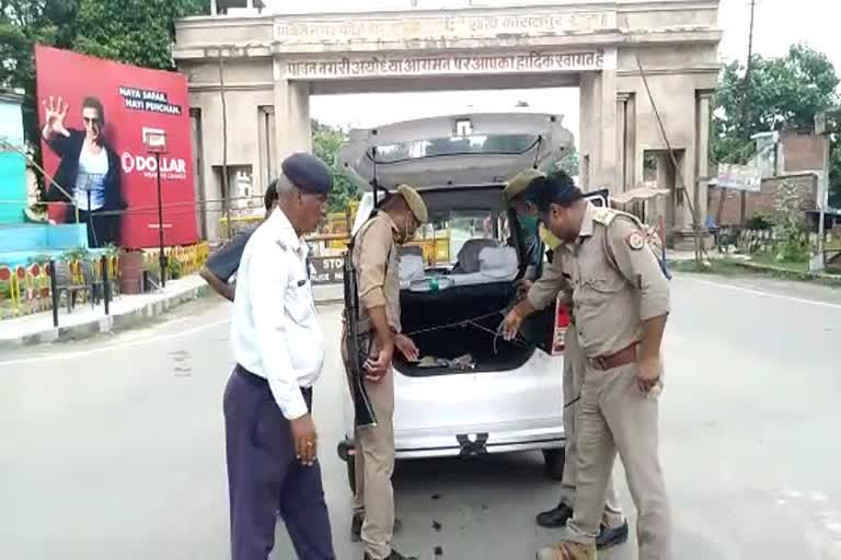 निरीक्षण करती अयोध्या पुलिस.