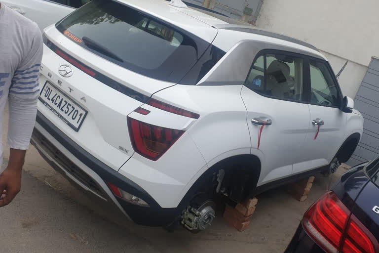 Luxury cars wheel stolen in jungpura area of new Delhi