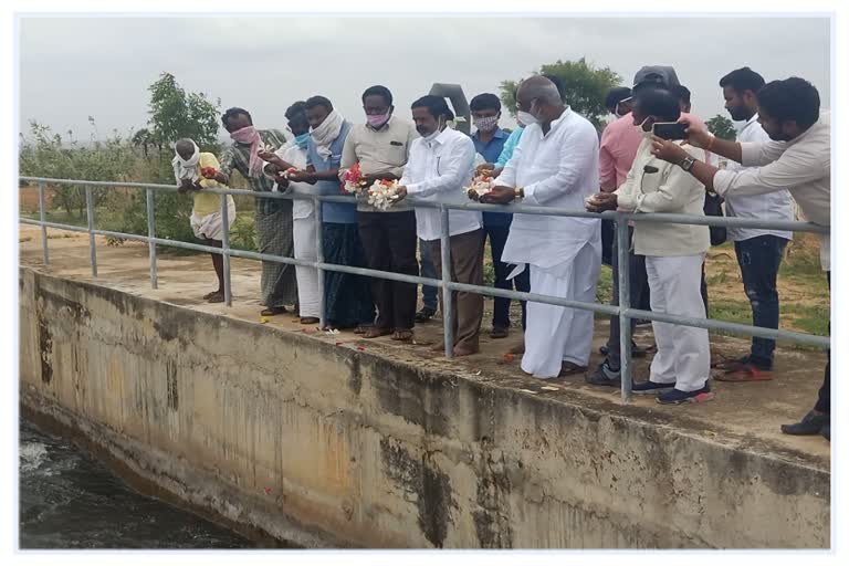 mla-rammohan-reddy-released-water-from-bheema-stage-phase-2-gopalpur-makthal-mandal-narayanpet-district