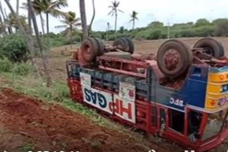 the-lorry-has-overturned-at-tumkur