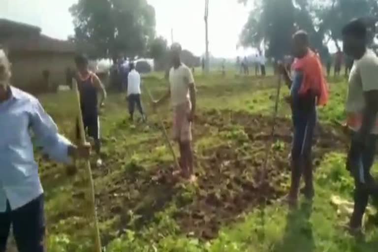 Two groups fight over land dispute in Chatra, land dispute in Chatra, Two groups fight in chatra, चतरा में जमीन विवाद को लेकर दो गुटों में मारपीट, चतरा में जमीन विवाद, चतरा में दो गुटों में मारपीट