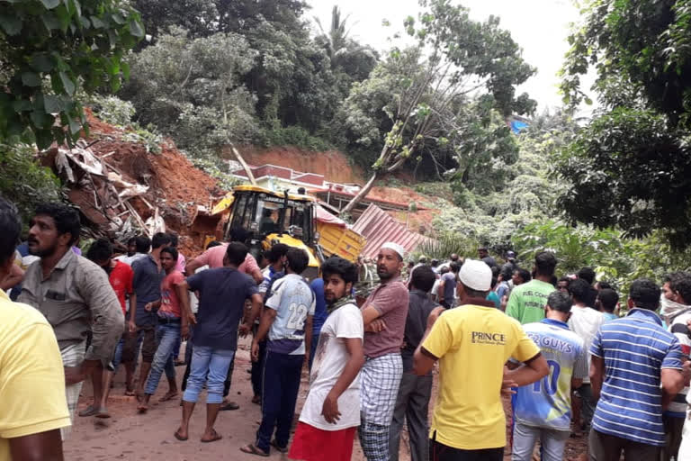 Mangaluru  children  dead  landslide debris  Karnataka  കുട്ടികൾ മരിച്ചു  മണ്ണിടിച്ചില്‍  കര്‍ണാടക  മംഗളൂരു