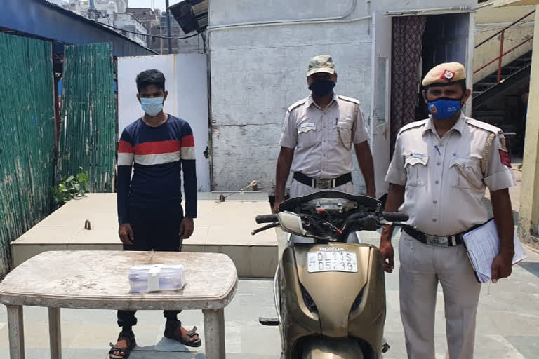 Delhi Police arrested a crook with weapons in Sarai Kale Khan