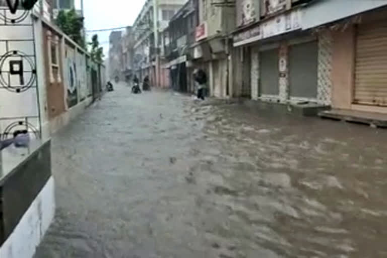 Heavy rains lash several districts of Gujarat