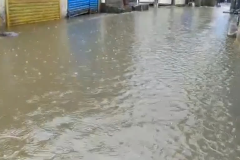 Rain for the last three days in Vasai,  Water cames in Nalasopara chawl