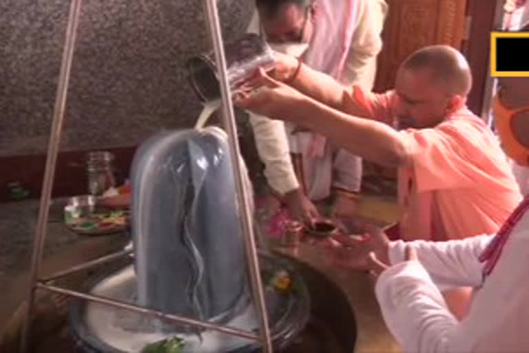 Chief Minister Yogi Adityanath offers prayer at Mansarovar Temple