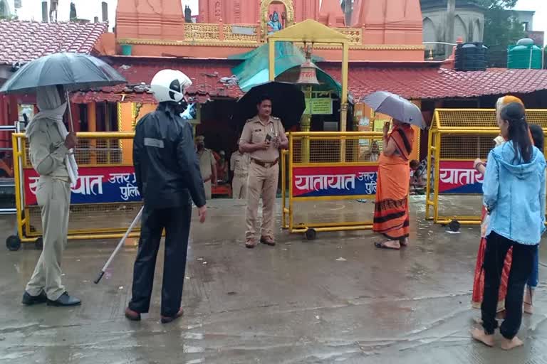 दुखहरणनाथ मंदिर में सोशल डिस्टेनसिंग के साथ हो रहा पूजा-अर्चना